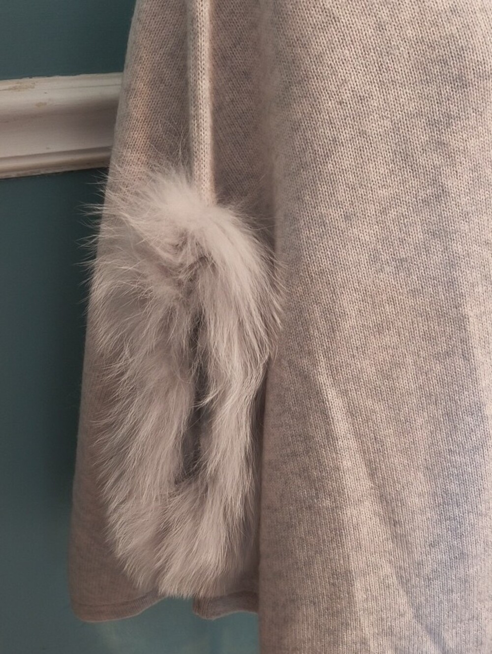 Cozy Light Grey Cable Knit Wool Fox Fur Trim Poncho - Picture 3 of 8